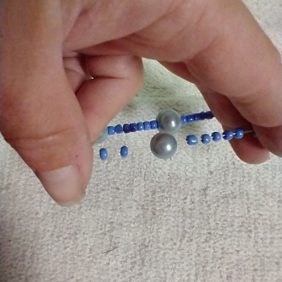 Blue beaded stretch bracelet - Picture 2 of 2